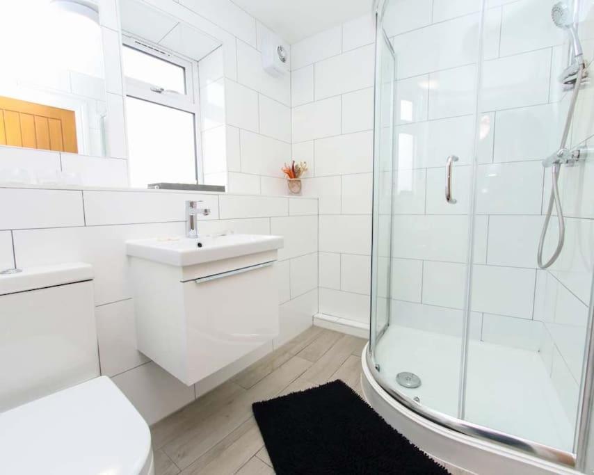 Luxe Living Guest House-Sleeps 6-Private Parking-Free Wifi-Beach-City Swansea Dış mekan fotoğraf